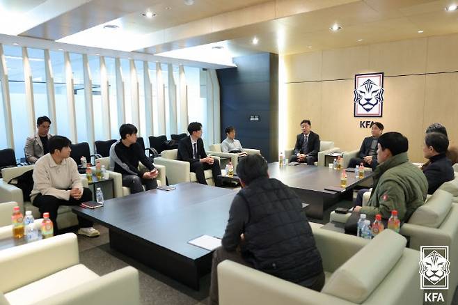 정해성 대한축구협회 국가대표전력강화위원장이 27일 서울 종로구 축구회관에서 제3차 국가대표 전력강화위원회 회의를 하고 있다. 사진=연합뉴스