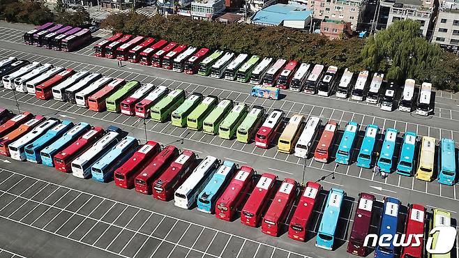 대구 달서구의 한 테마파크 주차장에 현장 체험학습 등 단체 나들이객을 태우고 온 전세버스가 빼곡히 주차돼 있다. /뉴스1 ⓒ News1 공정식 기자