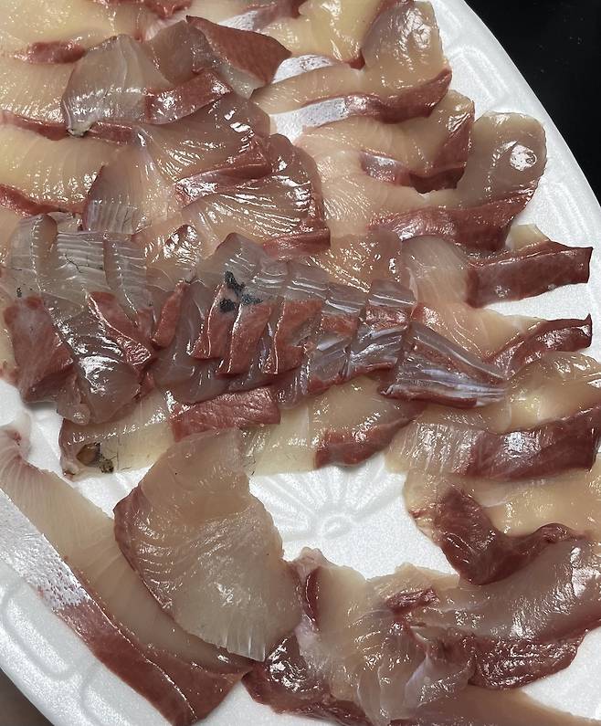 A 씨가 최근 부산 서면 모 횟집에서 배달시킨 6만 5000원짜리 자연산 대방어. (온라인 커뮤니티 갈무리)