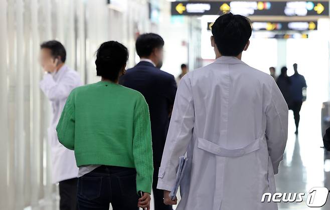 28일 서울 시내의 한 대학병원에서 환자와 의료진이 이동하고 있다. 2024.2.28/뉴스1 ⓒ News1 이동해 기자