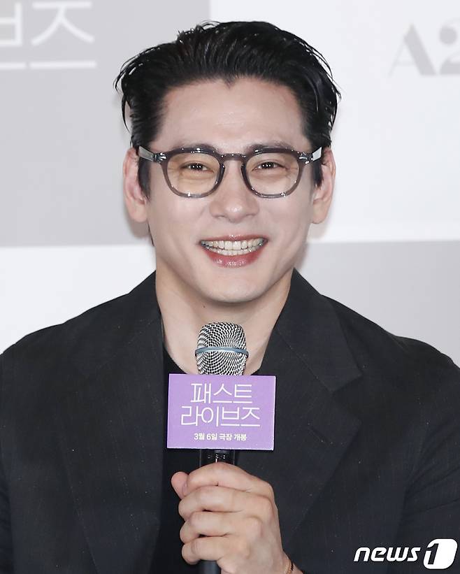 배우 유태오가 28일 오후 서울 용산구 CGV 용산아이파크몰에서 열린 영화 ‘패스트 라이브즈’(감독 셀린 송) 언론배급시사회 및 기자간담회에서 인사말을 하고 있다. ‘패스트 라이브즈’는 서울에서 어린 시절을 보낸 첫사랑 나영(그레타 리 분)과 해성(유태오 분)이 24년 만에 뉴욕에서 다시 만나 그들의 인연을 돌아보는 운명적인 이야기다. 유수 영화제 67관왕을 비롯해 제96회 영국 아카데미 시상식 작품상과 각본상 후보에 올라 화제를 모은 바 있다. 2024.2.28/뉴스1 ⓒ News1 권현진 기자