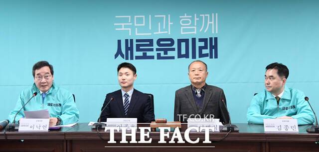 이낙연 새로운미래 대표 겸 인재위원장(왼쪽)이 28일 오전 서울 여의도 새로운미래 중앙당사에서 영입 인재로 당에 합류한 이종호 사회복지사(왼쪽 두번째)와 이범식 영남이공대 겸임교수를 발표하고 있다.