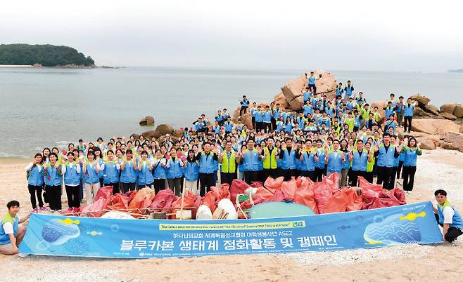하나님의 교회 대학생봉사단 ASEZ 회원들이 인천 실미해수욕장에서 블루카본의 중요성을 알리는 ‘ABC(ASEZ Blue Carbon)운동’을 전개했다. [하나님의 교회]