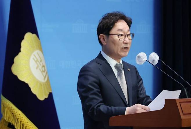 불어민주당 박범계 중앙당 선거관리위원장이 27일 국회에서 경선 예비후보 제재조치 관련 브리핑을 하고 있다. [이미지출처=연합뉴스]