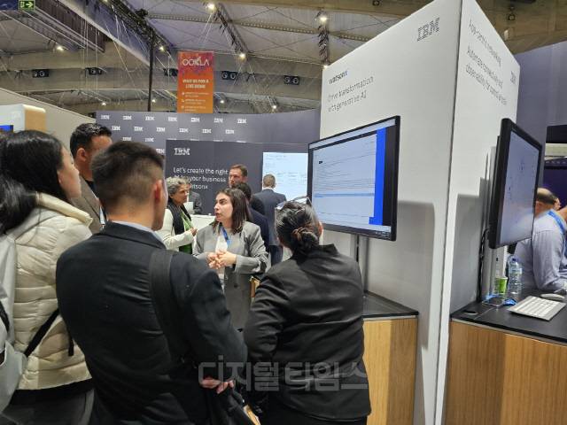 IBM 부스에서 AI 안전 도구 왓슨x. 거버넌스를 설명하고 있다. 김영욱 기자