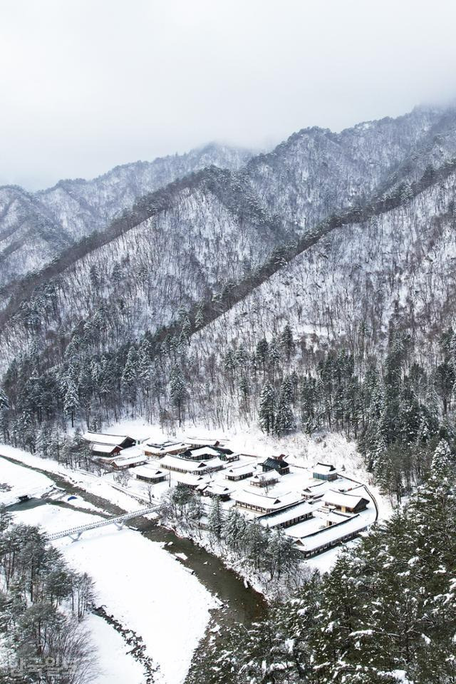 폭설 끝에 탐방로가 열린 지난 25일 내설악 백담사가 그림 같은 설경을 빚고 있다.