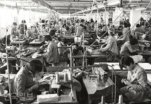 1960년대 봉제공장에서 일하는 여성 노동자들. 한국일보 자료사진