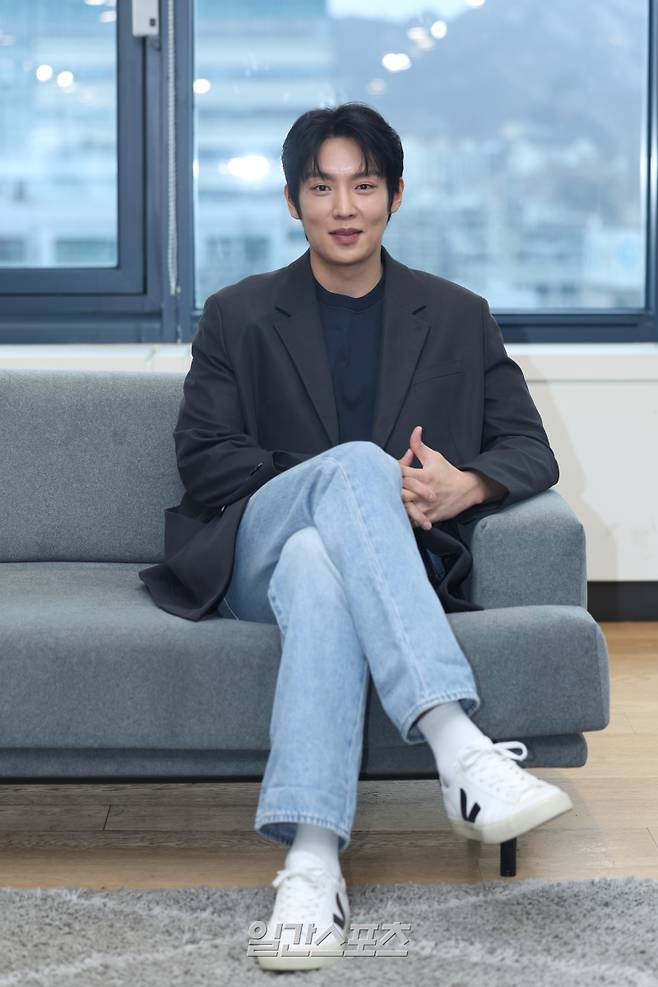 배우 이기택이 21일 오전 서울 중구 순화동 KG타워에서 진행된 일간스포츠와의 인터뷰에 앞서 포즈를 취하고 있다. 서병수 기자 qudtn@edaily.co.kr /2024.02.21/