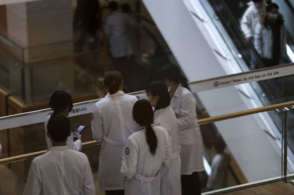 전공의 업무중단이 이어지고 있는 지난 23일 서울의 한 대학병원에서 의료진들이 대화를 나누고 있다. [사진=뉴시스]