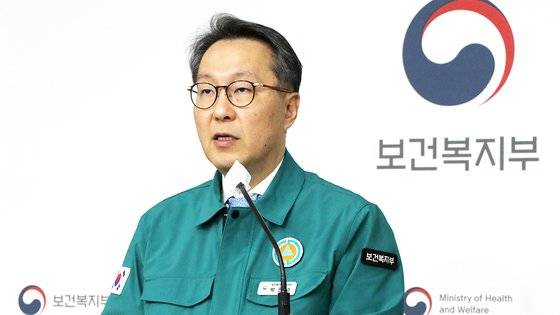 중앙재난안전대책본부 제1총괄조정관인 박민수 보건복지부 2차관이 27일 의사 집단행동 중앙재난안전대책본부 브리핑을 하고 있다. 연합뉴스