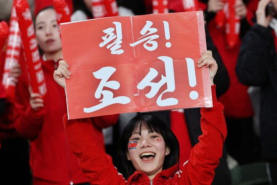 2024 파리 올림픽 여자축구 아시아 최종예선 북한과 일본의 경기를 응원하기 위해 28일 일본 도쿄 국립경기장을 찾은 응원단이 ‘필승 조선’이라는 팻말을 들고 있다. 로이터=연합뉴스