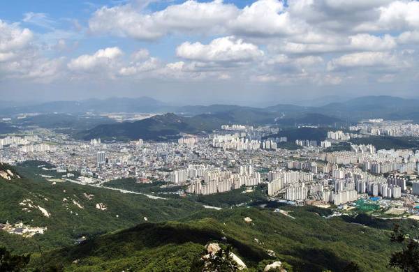 경기도 의정부시 전경. 의정부시는 과거 방만한 재정운용 여파와 역대 최대 규모의 정부 세수 결손으로 인해 유례없는 재정위기를 겪고 있다. 시는 재정위기 특별대책추진단을 출범하는 등 자구책을 마련해 건전한 재정으로 복귀하겠다는 계획이다. 의정부시 제공