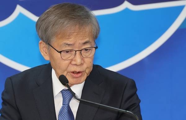 더불어민주당 임혁백 공천관리위원장이 28일 여의도 당사에서 공천 심사 결과를 발표하고 있다. 연합뉴스