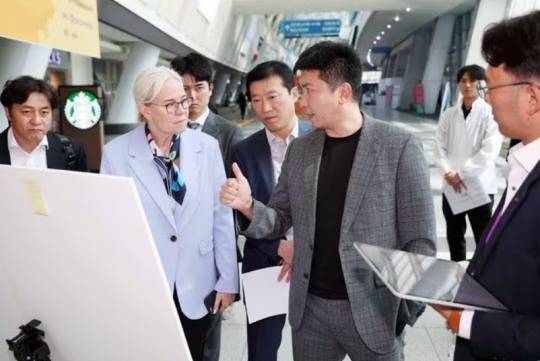 국제탁구연맹(ITTF) 페트라 쇠링 회장, 2024 부산세계탁구선수권대회 유승민 조직위원장을 비롯한 관계자가 베뉴 투어를 갖고 있는 모습. [부산세계탁구선수권대회 조직위 제공]