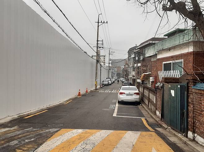 강서구 방화5구역(오른쪽)과 1년째 공사가 중단된 방화6구역(왼쪽). 서찬동 선임기자