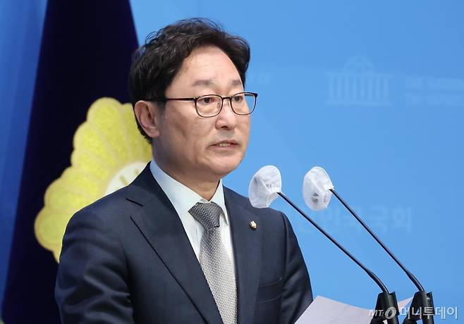 [서울=뉴시스] 조성봉 기자= 박범계 더불어민주당 중앙당 선거관리위원장이 27일 오후 서울 여의도 국회 소통관에서 경선 예비후보 제재조치 관련 브리핑을 하고 있다. 2024.02.27. suncho21@newsis.com /사진=조성봉