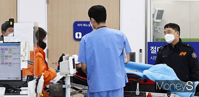 정부가 의료진이 겪는 의료사고 소송 위험을 줄여주겠다며 의료사고처리 특례법을 추진하고 있다. 사진은 서울의 한 대형병원의 응급실. /사진=임한별 기자