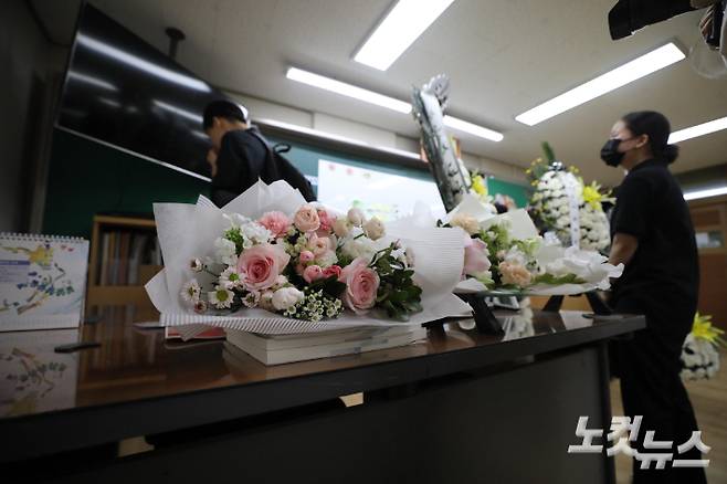 서울 서이초등학교 교사의 교실에서 고인의 지인들이 슬퍼하고 있다. 박종민 기자