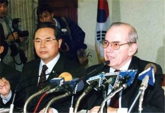 ▲1997년 12월 3일 국제통화기금(IMF)과의 협상타결 관련 기자회견을 하는 당시 미셸 캉드쉬 IMF 총재(오른쪽)와 임창열 부총리(왼쪽). ⓒ연합뉴스