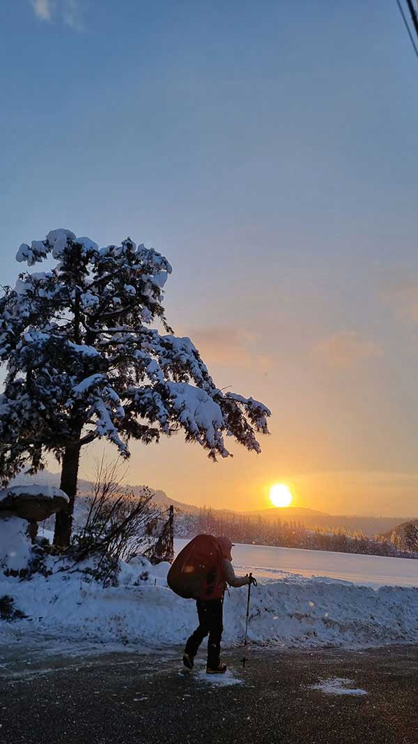 4일차, 닭목령에서 고루포기산을 향하다가 따스한 일출을 맞았다. 그동안 매일 눈이 와서 이날이 운행 중 첫 일출이다.