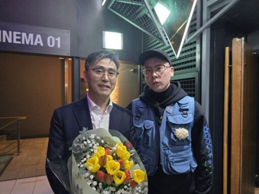 28일 영화 '건국전쟁'의 김덕영 감독(왼쪽)이 가수 나얼과 찍은 사진을 자신의 사회관계망서비스(SNS)에 올렸다. 김덕영 페이스북 캡처