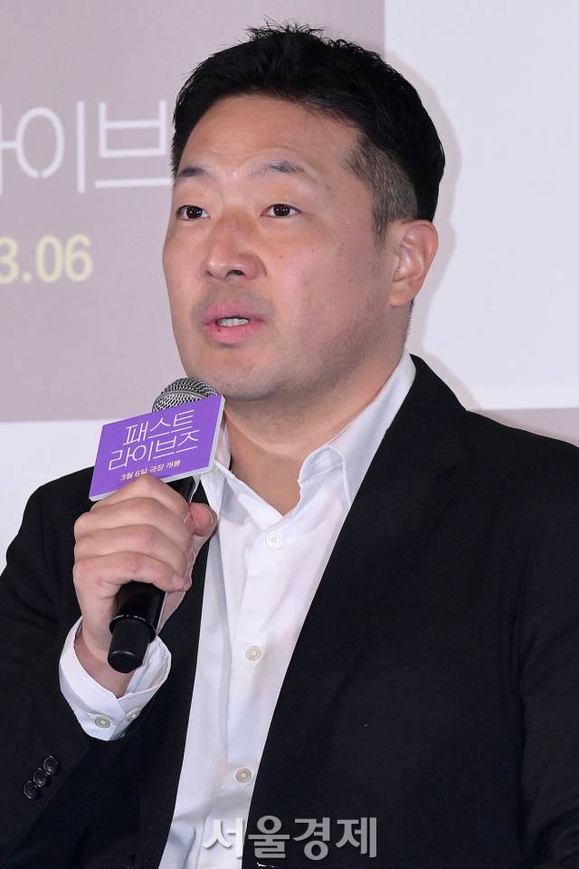 CJ ENM 고경범 영화사업부장이 28일 오후 서울 용산구 CGV 용산아이파크몰에서 진행된 영화 ‘패스트 라이브즈’(감독 셀린 송) 언론배급시사회 및 기자간담회에서 즐거운 시간을 보내고 있다. 김규빈 기자