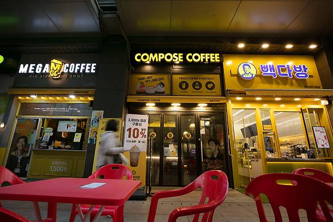 서울시 종로구 한 빌딩에 저가 커피 전문점이 나란히 위치해 있다. ⓒ시사IN 이명익