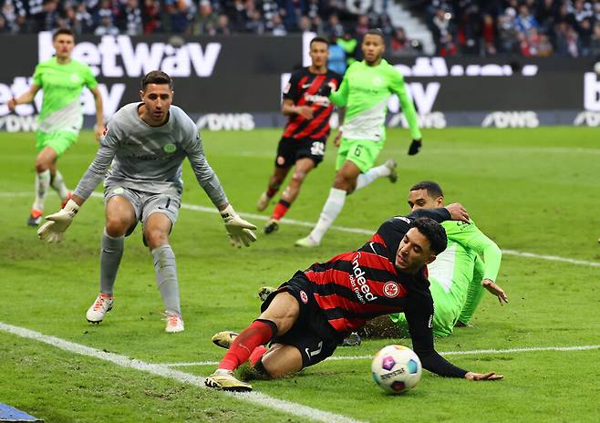 ▲ 아인라흐트 프랑크푸르트 공격수 오마르 마르무쉬는 스트라이커 고픈 팀에는 매력적인 카드다. ⓒ연합뉴스/AP/REUTERS