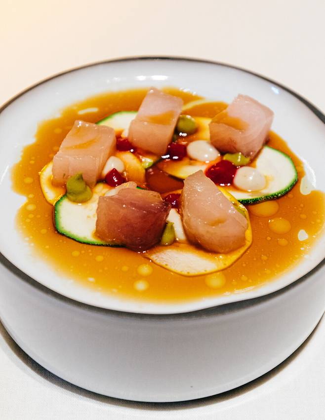 얇게 저민 주키니와 생참치, 고추냉이 퓨레