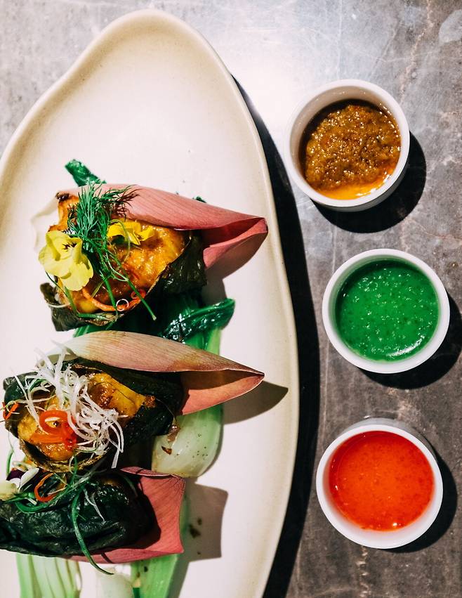 바나나잎에 쪄 낸 농어와 연꽃쌈. 아래는 청경채