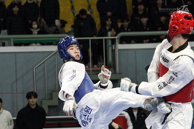 발차기 공격하는 박우혁(왼쪽) 박우혁(왼쪽)이 28일 강원도 태백시 고원체육관에서 열린 2024 태권도 겨루기 국가대표 선발전 겨루기 남자 통합 87㎏초과급 결승에서 강상현을 상대로 발차기 공격을 시도하고 있다. [대한태권도협회 제공. 재배포 및 DB 금지]