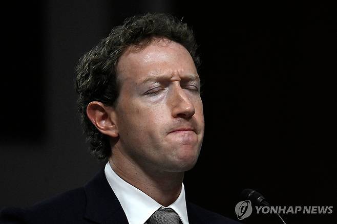 "당신 SNS가 사람 죽인다"…의회서 혼쭐난 저커버그 지난달 31일(현지시간) 미국 상원 청문회에 출석한 마크 저커버그 메타 최고경영자(CEO)가 소셜미디어가 미성년자 성 착취 등 피해를 방치하고 있다는 의원들의 질타를 침통한 표정으로 듣고 있다. 2024.2.28
[AFP 연합뉴스 자료사진. 재판매 및 DB 금지]