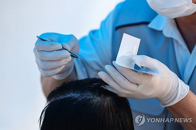 이산가족 유전자검사 (서울=연합뉴스) 서대연 기자 = 지난해 제1회 이산가족의 날에 종로구 광화문광장에서 열린 문화행사에서 유전자 검사를 위한 검체 채취가 진행되고 있다. 2023.9.27 dwise@yna.co.kr