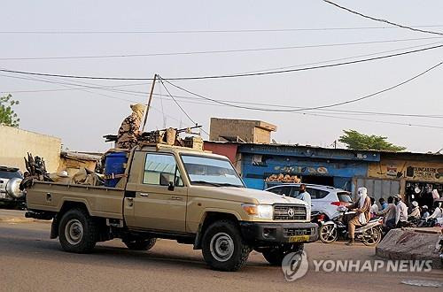 차드 수도 은자메나를 순찰 중인 보안군 [로이터 연합뉴스 자료사진. 재판매 및 DB 금지]