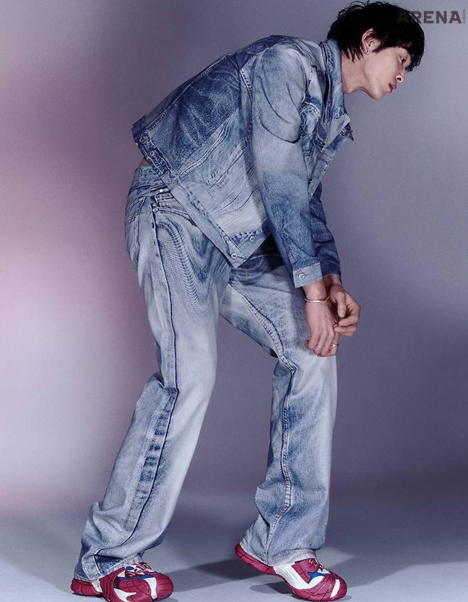 페이드 블루 데님을 연상시키는 등고선 패턴 트러커 재킷·같은 패턴의 팬츠·컬러 블록이 돋보이는 스니커즈 모두 가격미정 캠퍼랩 제품.