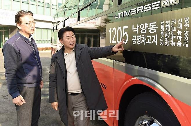 김동근 시장(오른쪽)이 지난 13일 버스공영차고지에서 1205번 광역버스 안전운행을 위한 점검을 하고 있다.(사진=의정부시 제공)