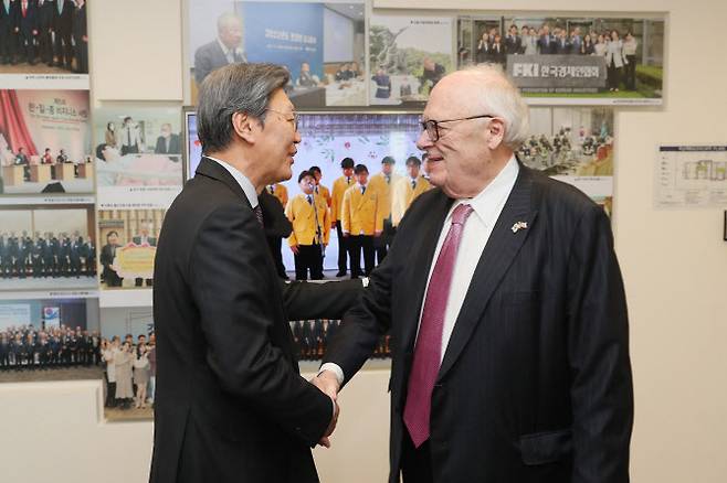 김창범 한국경제인협회 부회장이 29일 여의도 한국경제인협회를 방문한 에드윈 퓰너 헤리티지재단 아시아연구센터 회장을 만나 악수하고 있다. (사진=한국경제인협회)