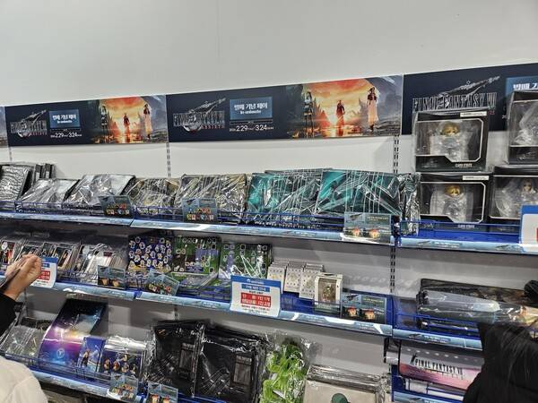 - 스티커, 아크릴 스탠드, 브로마이드, 인형, 피규어 등 다양한 굿즈를 구매할 수 있다