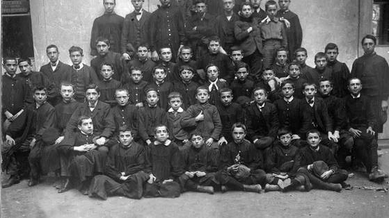 1908년 카르카손느 고등학생들은 검은 자켓을 입어야 했다. [Le Figaro=Bridgeman Image]