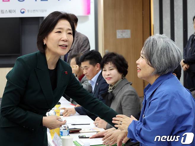 오영주 중소벤처기업부 장관이 1서울 마포구 소진공 마포 드림스퀘어에서 열린 '제1차 소상공인 우문현답 정책협의회'에서 참석자들과 인사를 나누고 있다. /뉴스1 ⓒ News1 황기선 기자