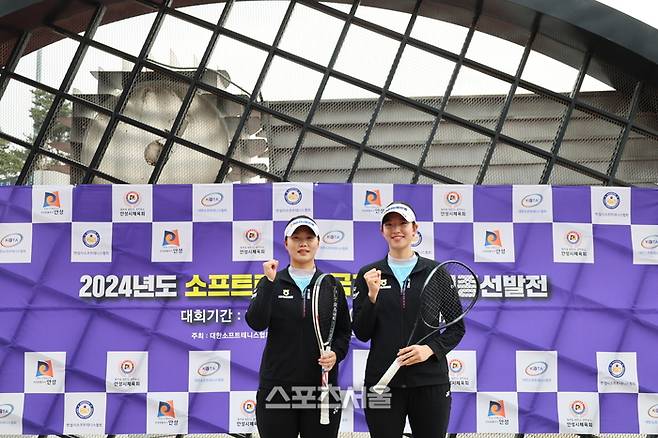 여자복식 1위를 한 문혜경(왼쪽)-임진아. 대한소프트테니스협회