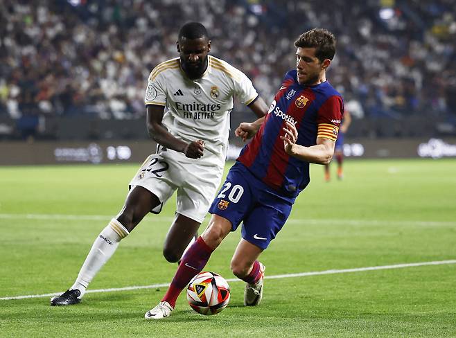 Soccer Football - Spanish Super Cup - Final - Real Madrid v FC Barcelona - Al-Awwal Stadium, Riyadh, Saudi Arabia - January 14, 2024 FC Barcelona's Sergi Roberto in action with Real Madrid's Antonio Rudiger REUTERS/Juan Medina<저작권자(c) 연합뉴스, 무단 전재-재배포, AI 학습 및 활용 금지>