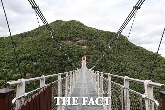 전북 진안군은 운일암반일암 구름다리를 등산로 재정비와 부대시설 보수를 마치고 오는 3월 4일 재개장한다/진안군