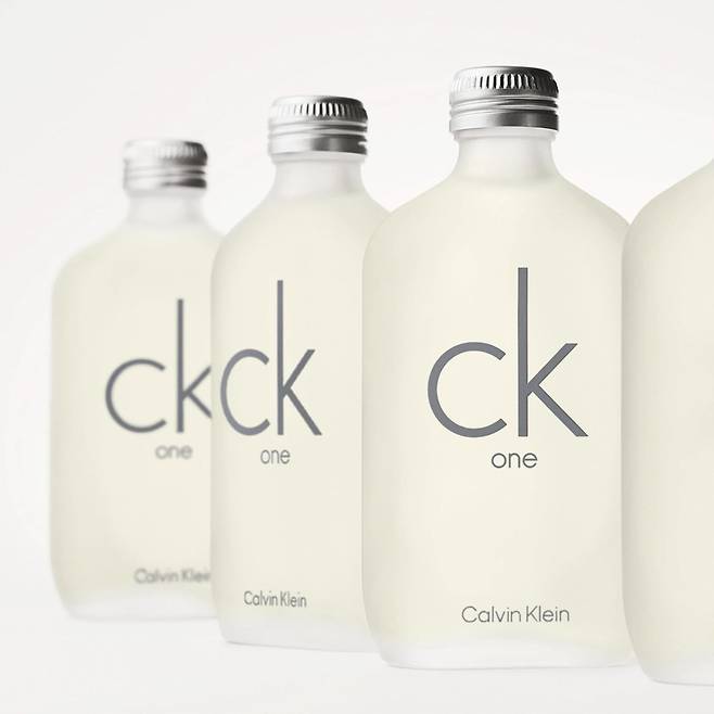90년대 미니멀리즘 시대를 타고 1994년 탄생했던 캘빈 클라인의 'CK One' 향수. '유니 섹스' 향수를 전면에 내세운 최초의 향수로 메가 베트스셀러가 됐었다. CK One 홈페이지.