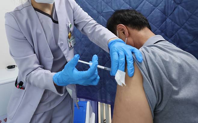 지난해 10월 한 성인 남성이 서울 강서구 부민병원에서 코로나 19 백신을 접종하고 있는 모습./뉴스1