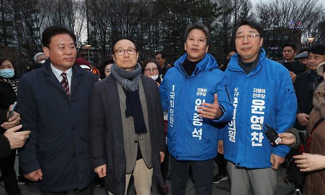 임종석 전 대통령비서실장이 2024년 2월  28일 오후 서울 성동구 왕십리역 광장에서 송갑석 의원, 홍영표 의원, 윤영찬 의원과 함께 지지자들과 만나고 있다. / 오종찬 기자