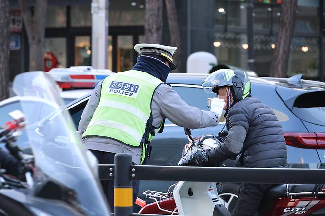 지난해 12월 대전 서구 관저동 한 대로변에서 대전 경찰이 음주단속을 벌이고 있다./연합뉴스