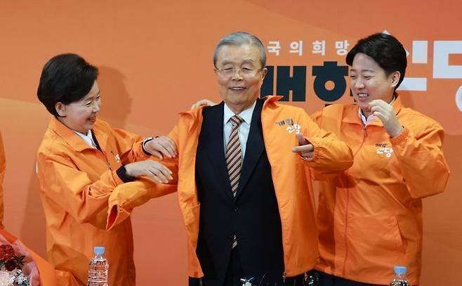 이준석 개혁신당 대표(사진 오른쪽)와 양향자 원내대표(왼쪽)가 26일 오전 서울 여의도 국회에서 열린 제6차 최고위원회의에서 김종인 공천관리위원장에게 당 점퍼를 선물하고 있다. ⓒ뉴시스