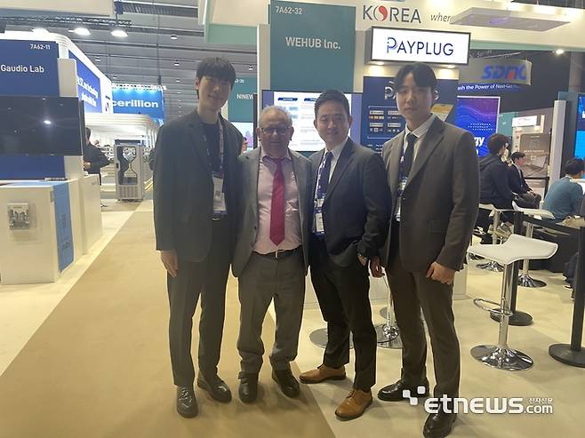 Juan Jose Camara IGT그룹 회장(왼쪽 두번째부터)과 구형모 위허브 부사장, 위허브 관계자들이 상담후 기념촬영했다.