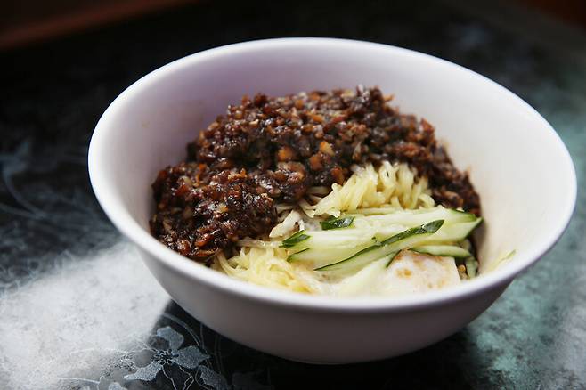‘중화루’에서 파는 짜장면 ‘중깐’. 가격은 7천원. 박미향 기자